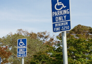 アメリカ ハワイ 交通ルール ハンディキャップスペース 車椅子マーク レンタカー ドライブ ハーツレンタカー